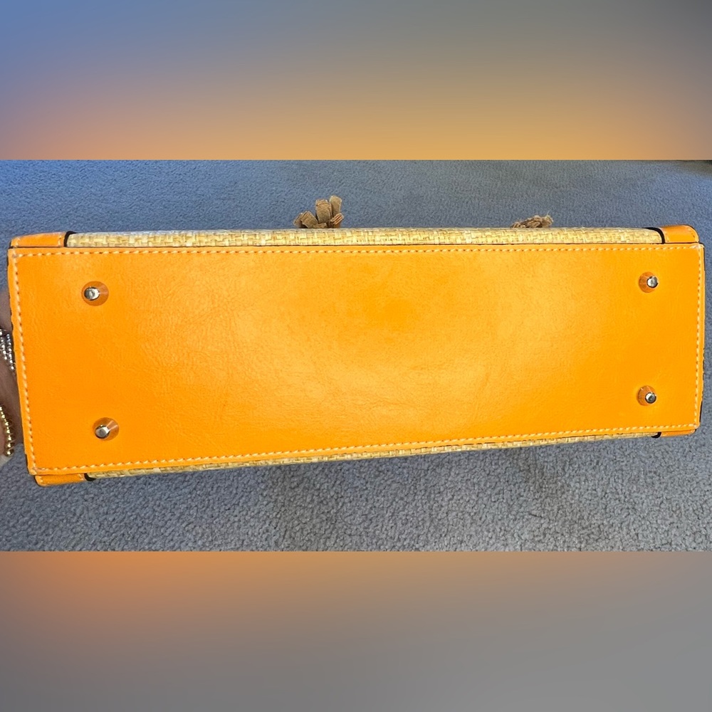Spring/Summer medium purse. Orange and rattan. 2 handles. Zipper closure. - Picture 9 of 9